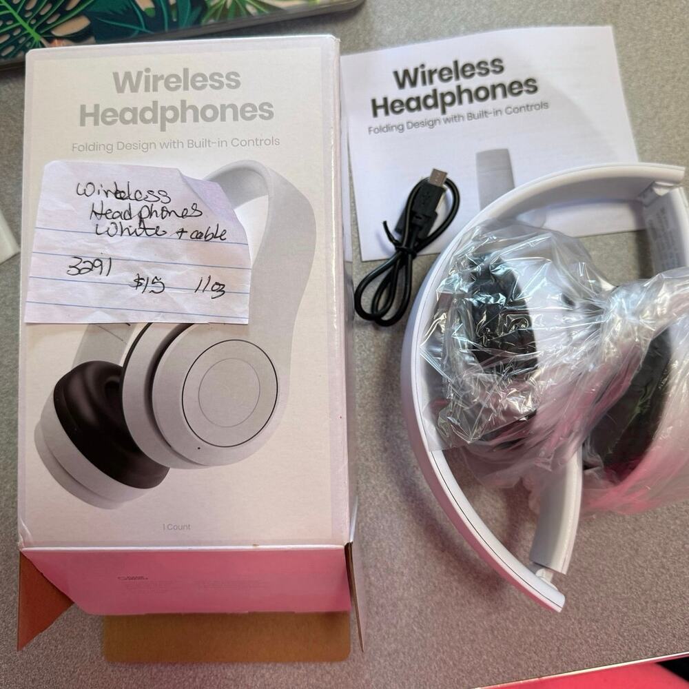 Wireless Headphones White foldig design built in controls 6 hr battery life gems